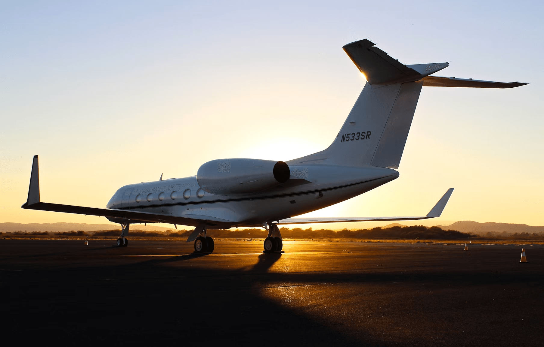 Privatjet på flygfält vid solnedgång — boka privatjet via privatjetflyg.se